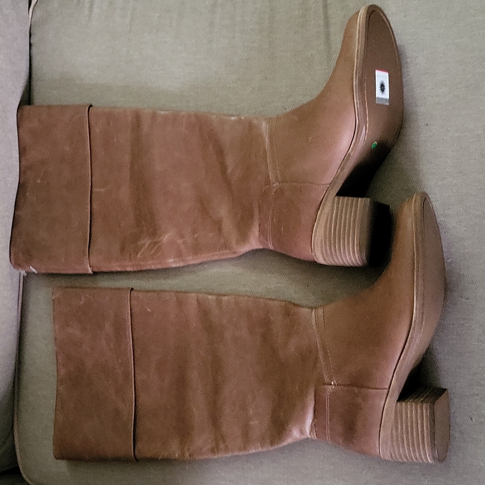 NWOB Ugg brown leather boots size 6